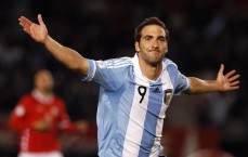 九游娱乐-战术博弈下的遗憾，纽卡高位压迫奏效却难掩终场前崩盘，客场痛失好局