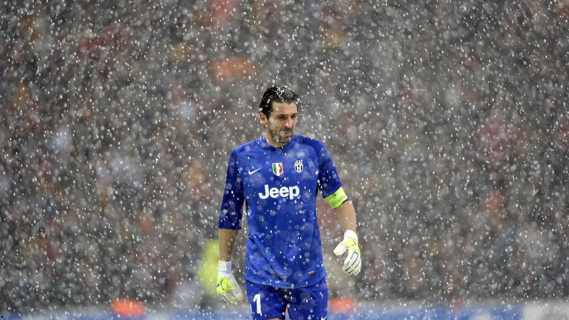 意甲争冠白热化,国米绝杀登顶,尤文紧追不舍,米兰双雄上演巅峰对决