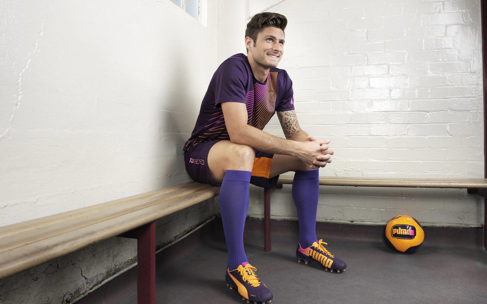 中超联赛激战正酣，争冠保级形势扑朔迷离，本土新星闪耀赛场