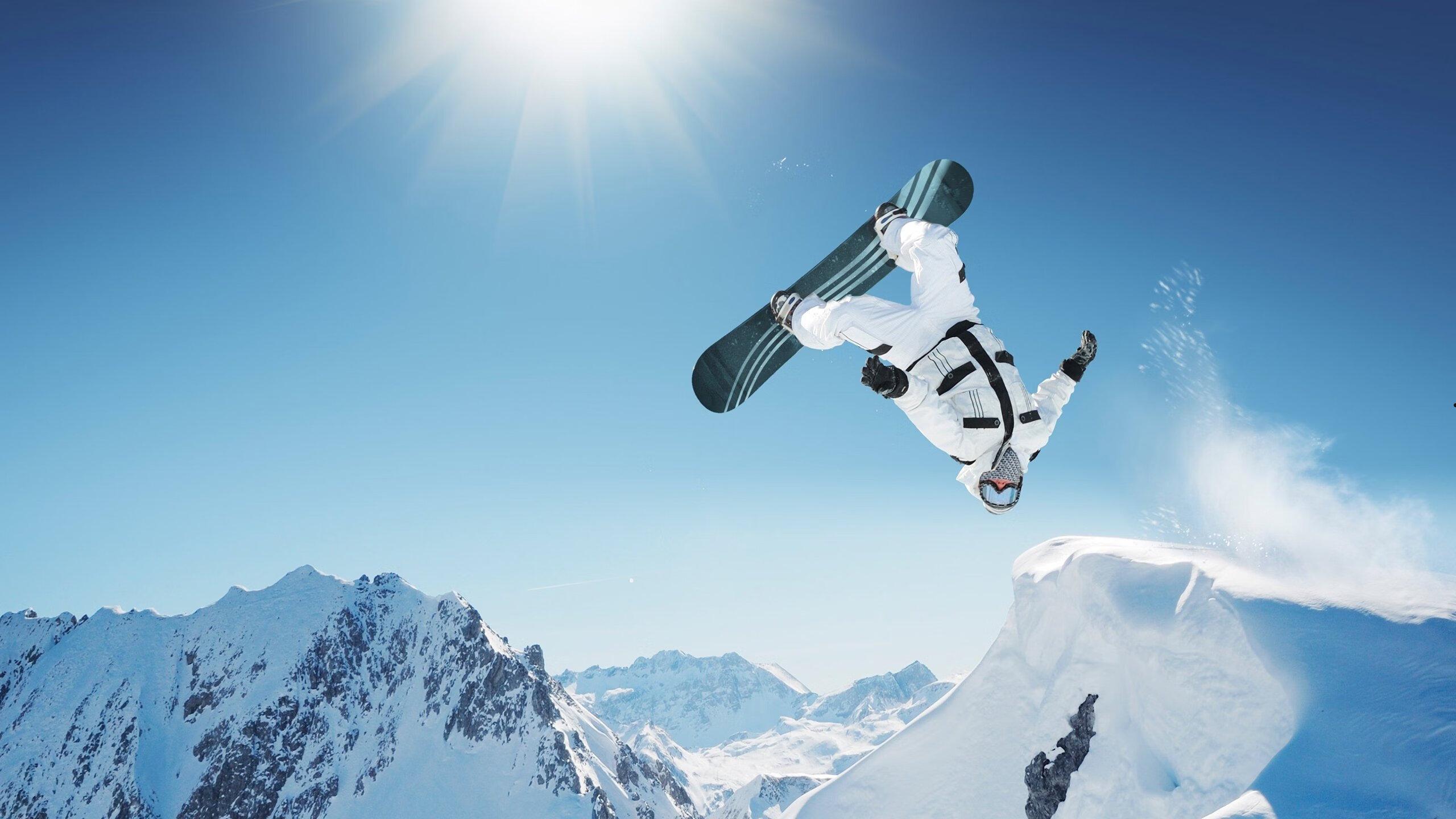 库里狂飙12记三分球 勇士主场大胜湖人