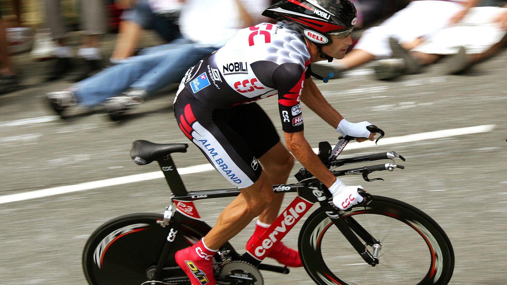 蝶泳名将再破纪录，世锦赛上演‘飞鱼’对决